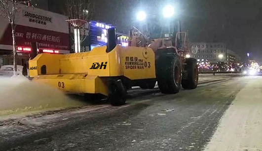 因为有你，这个雪天不在寒冷，除雪保障——九游官网为您服务(图2)